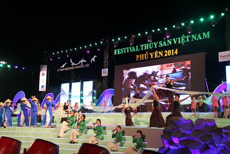 ພິທີ​ໄຂ Festival ສິນ​ໃນ​ນ້ຳ ຫວຽດນາມ-​ຟູ​ອຽນ 2014